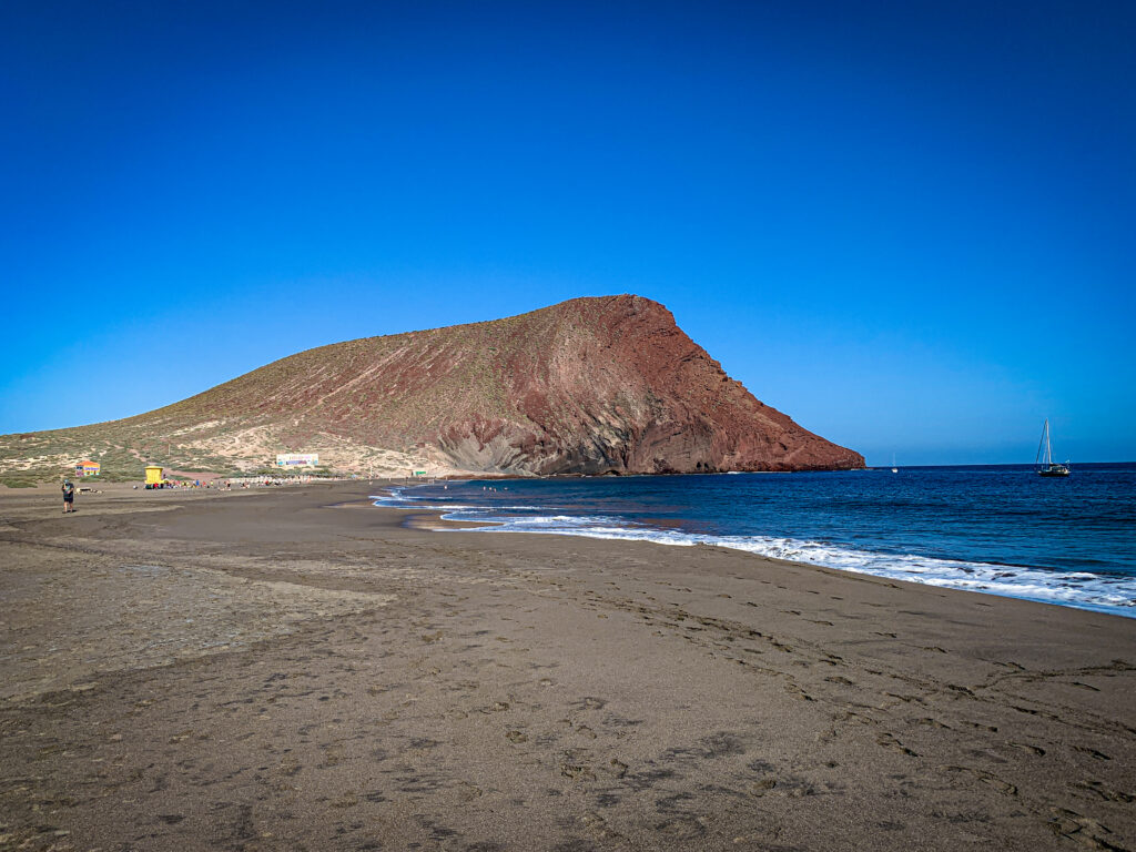 Playa de La Tejita con Montaña Roja al fondo