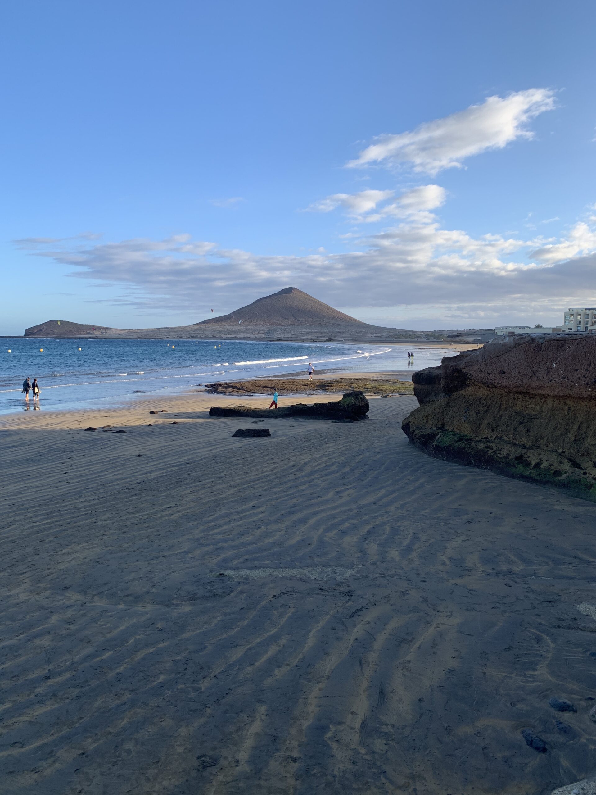 Vista de Montaña Roja desde la playa de El Médano
