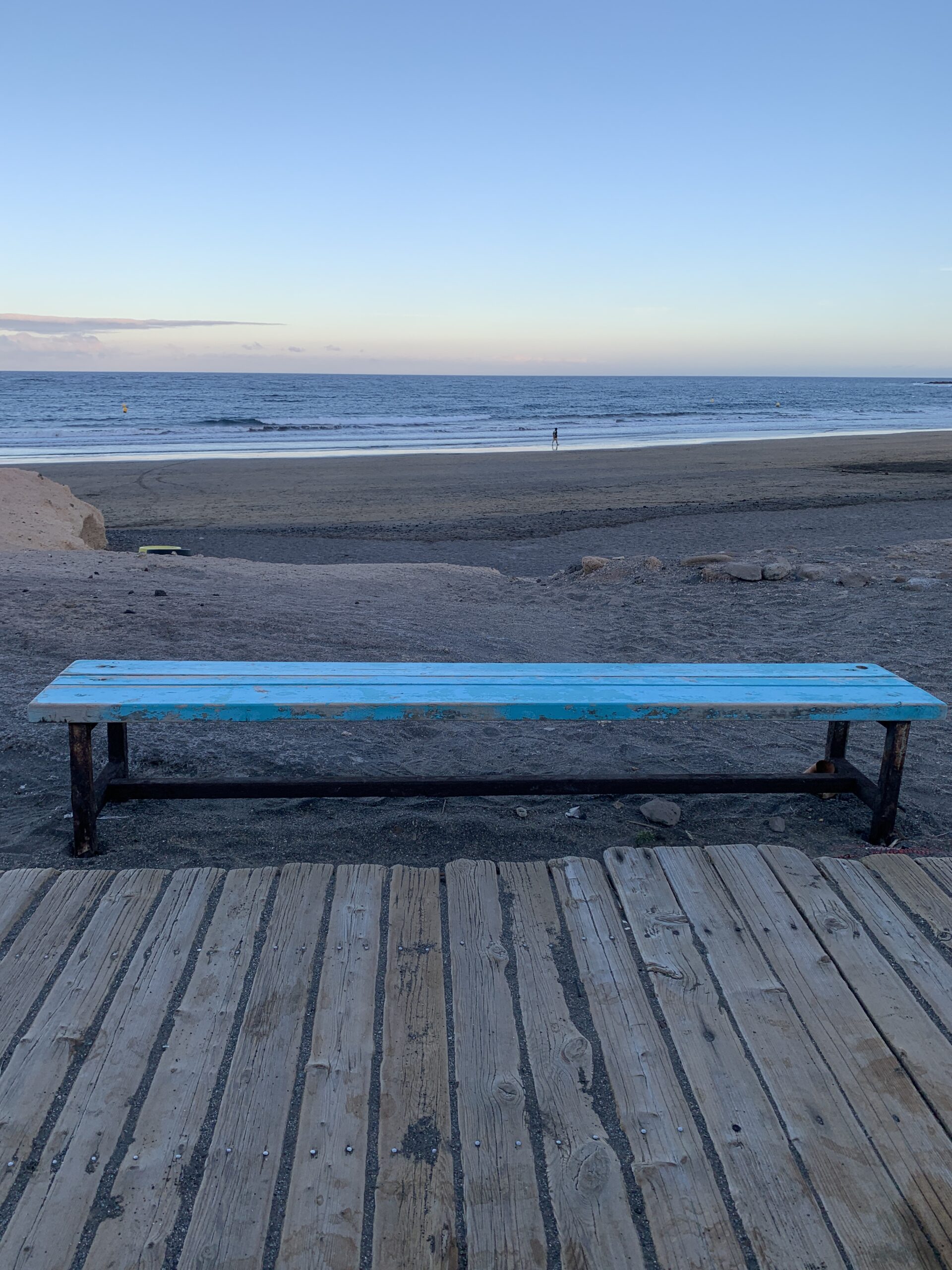 Paseo marítimo de El Médano junto al océano