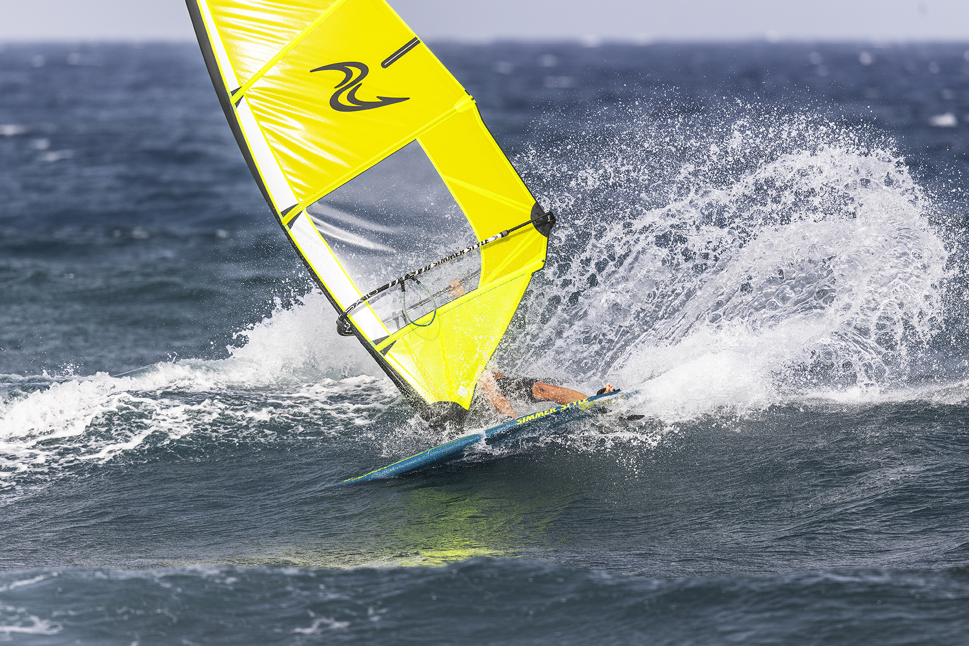 Surfista en El Médano, destino de windsurf en Tenerife