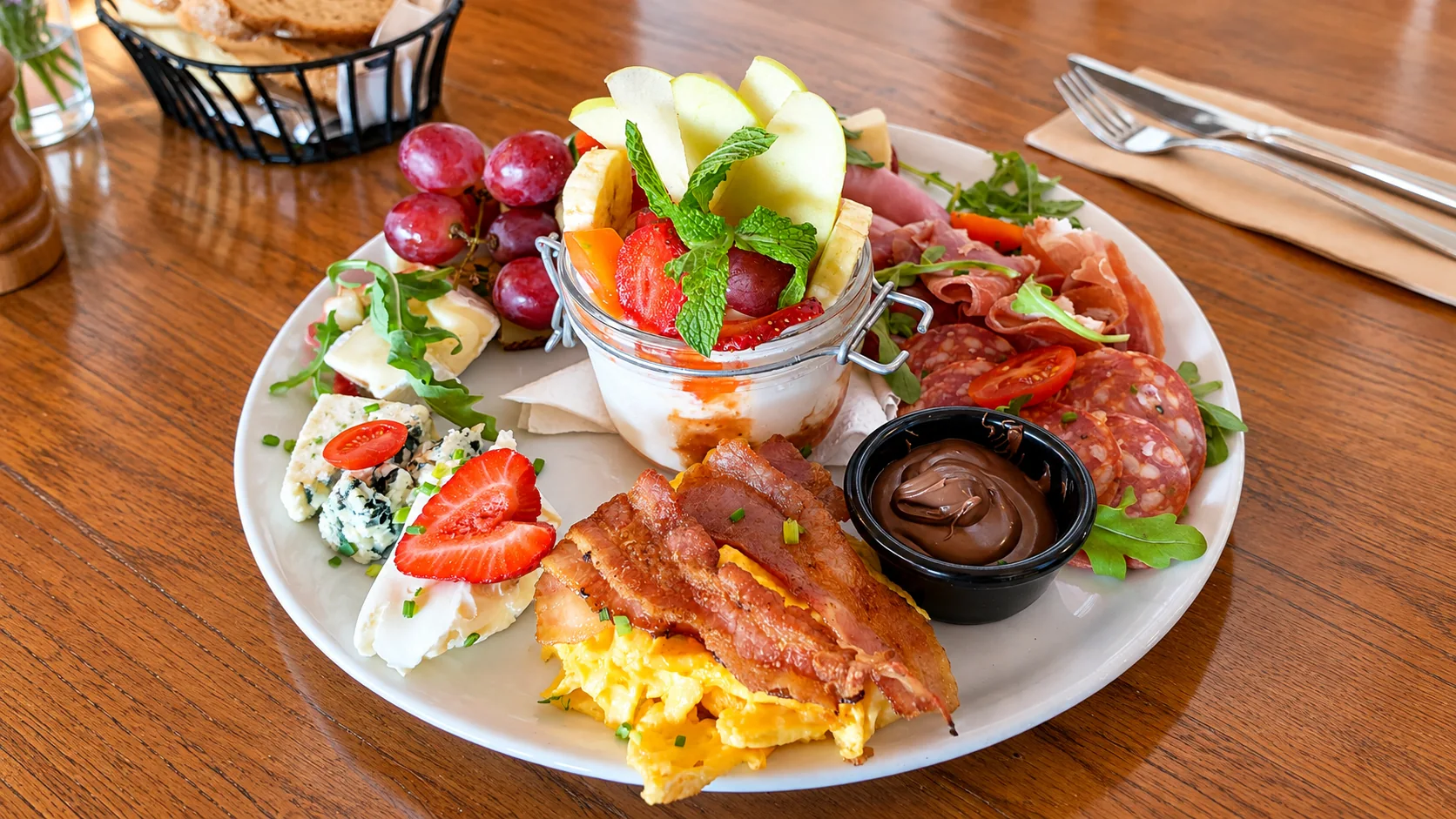 Brunch con fruta, huevos y bacon en El Médano