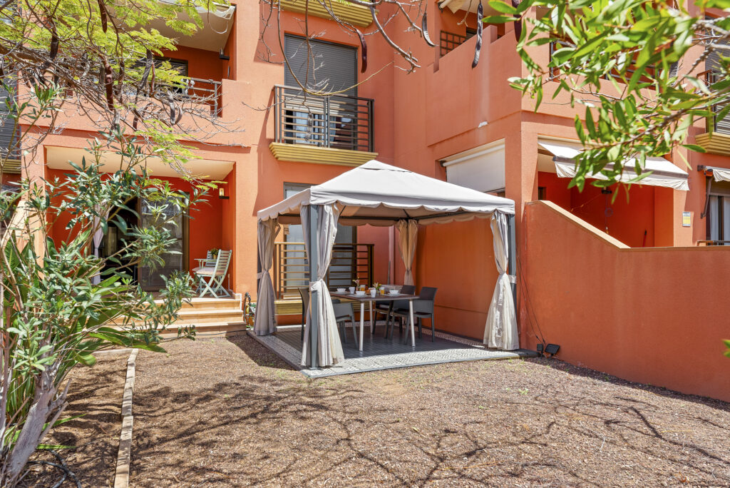 Flamboyant Sus Apartment · Jardín y piscina en La Tejita