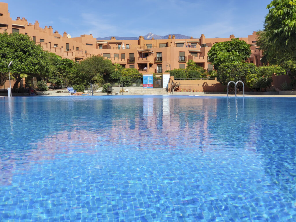 Flamboyant Sus Apartment · Jardín y piscina en La Tejita – 2