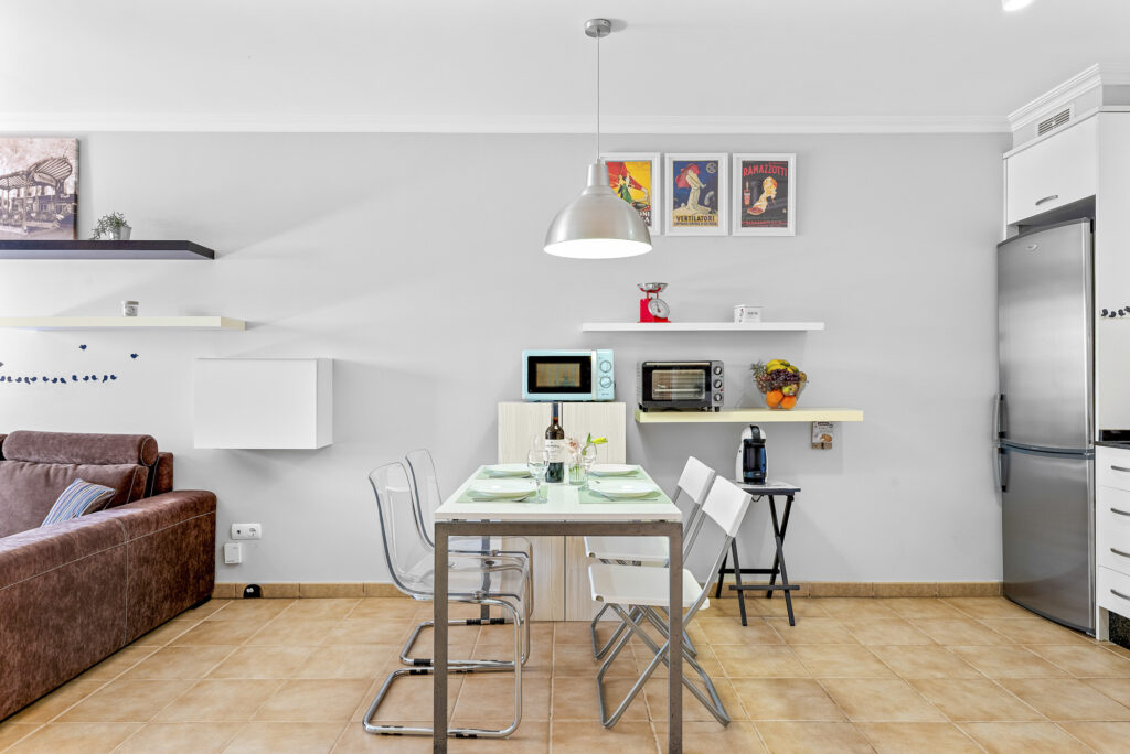Flamboyant Sus Apartment · Jardín y piscina en La Tejita – 5