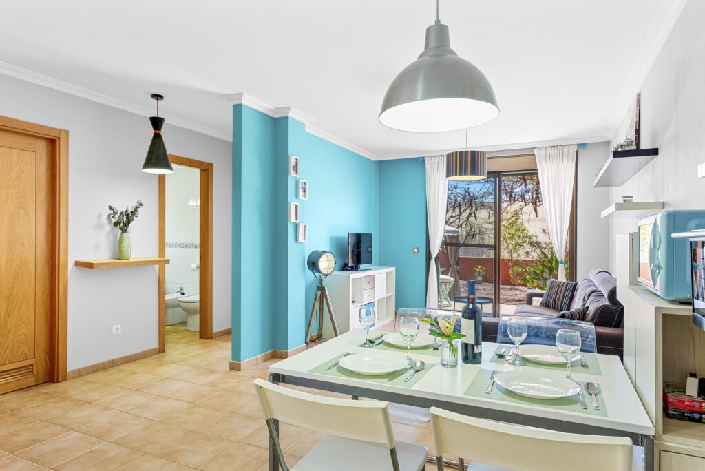 Flamboyant Sus Apartment · Jardín y piscina en La Tejita – 6