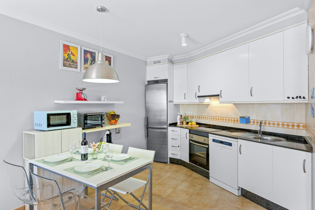 Flamboyant Sus Apartment · Jardín y piscina en La Tejita – 10
