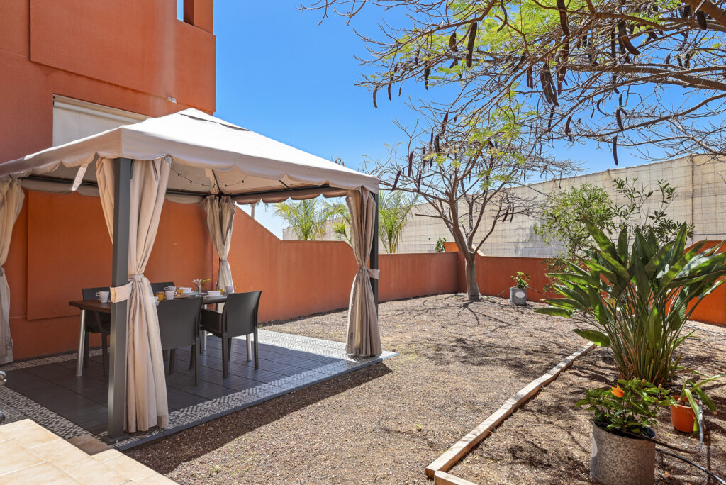Flamboyant Sus Apartment · Jardín y piscina en La Tejita – 12