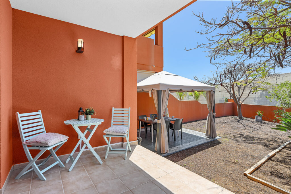 Flamboyant Sus Apartment · Jardín y piscina en La Tejita – 13
