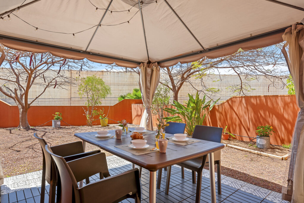 Flamboyant Sus Apartment · Jardín y piscina en La Tejita – 14