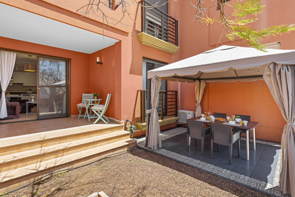 Flamboyant Sus Apartment · Jardín y piscina en La Tejita – 15