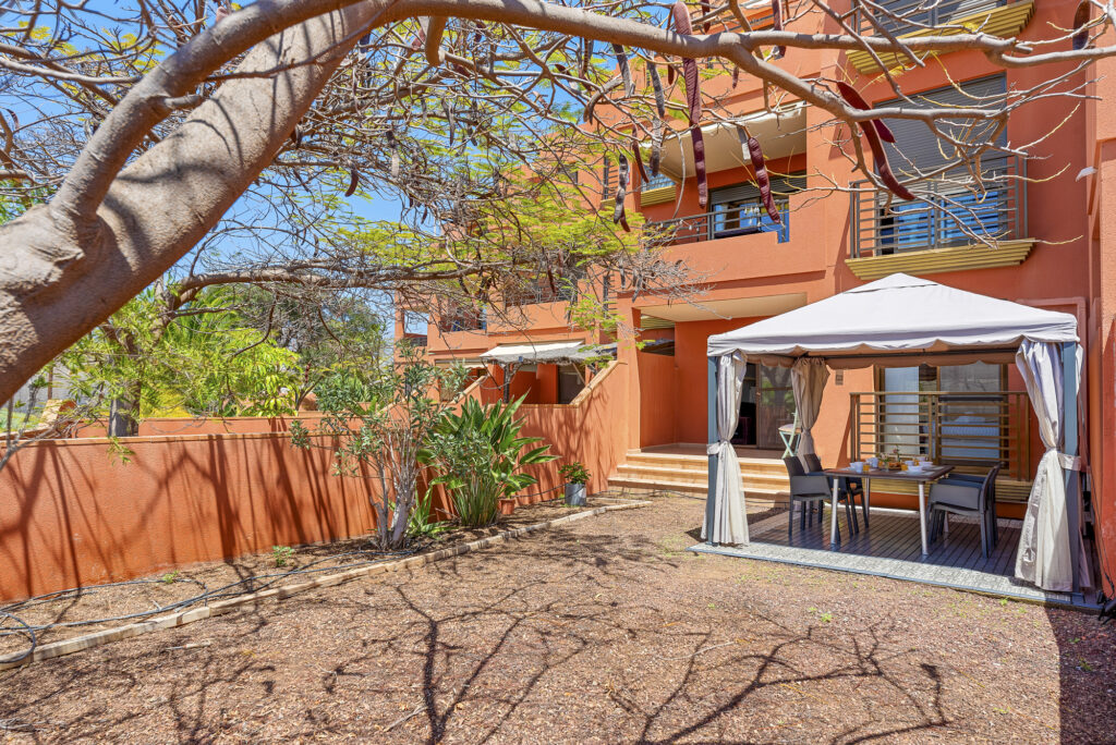 Flamboyant Sus Apartment · Jardín y piscina en La Tejita – 16
