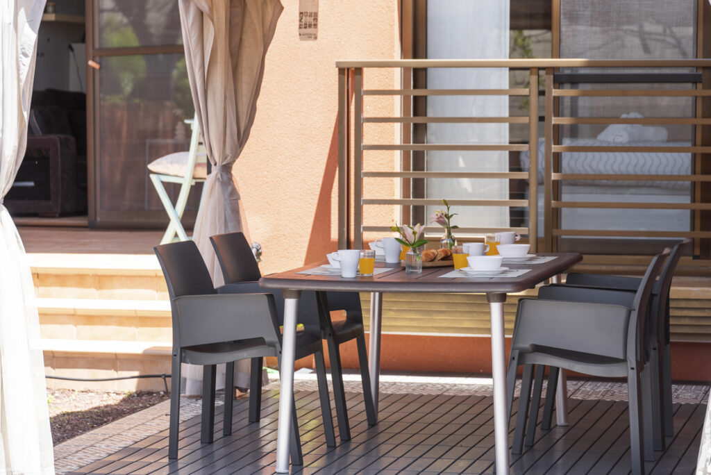 Flamboyant Sus Apartment · Jardín y piscina en La Tejita – 17