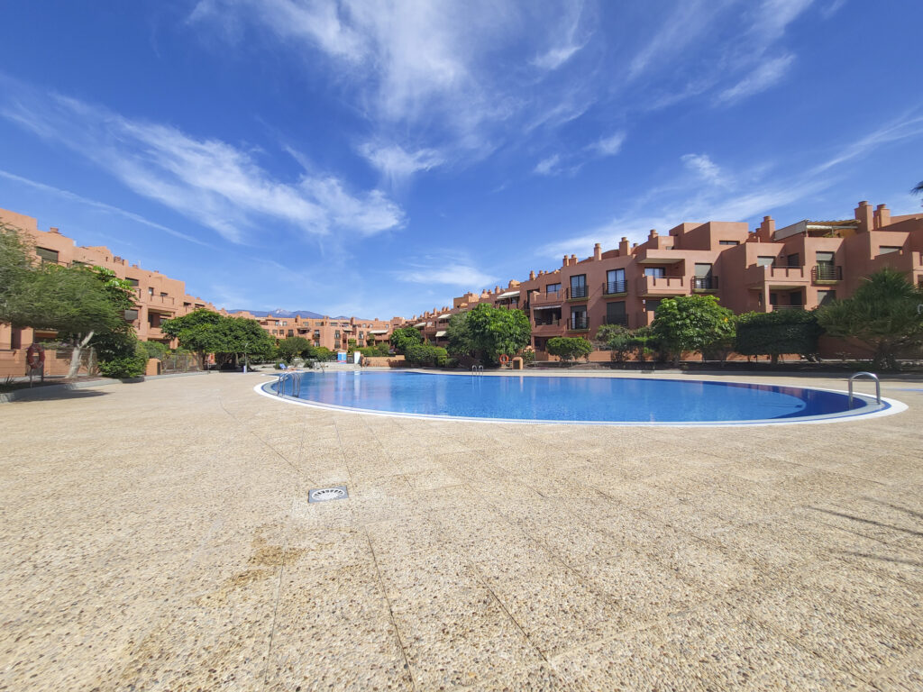 Flamboyant Sus Apartment · Jardín y piscina en La Tejita – 18