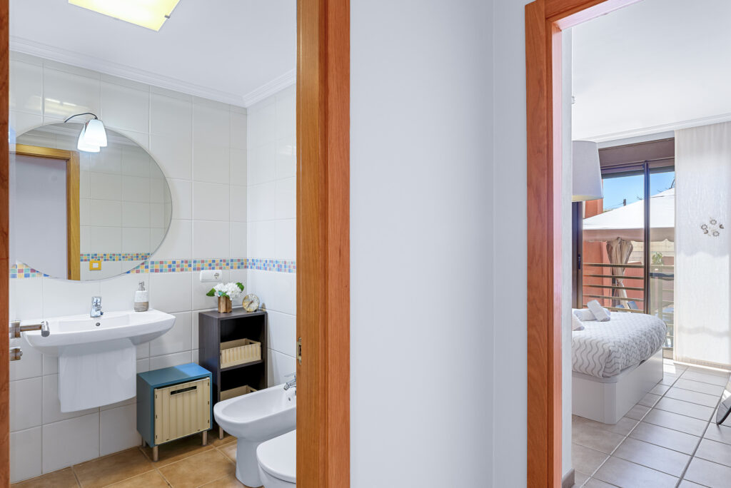Flamboyant Sus Apartment · Jardín y piscina en La Tejita – 22