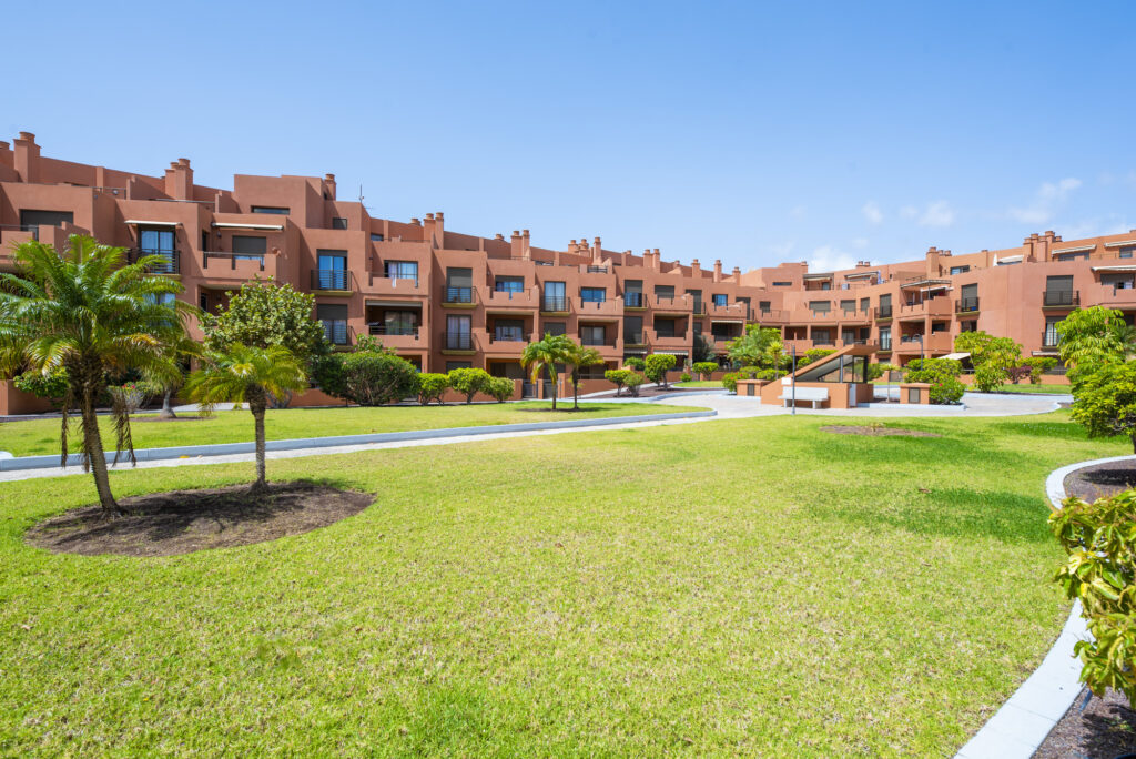 Flamboyant Sus Apartment · Jardín y piscina en La Tejita – 30