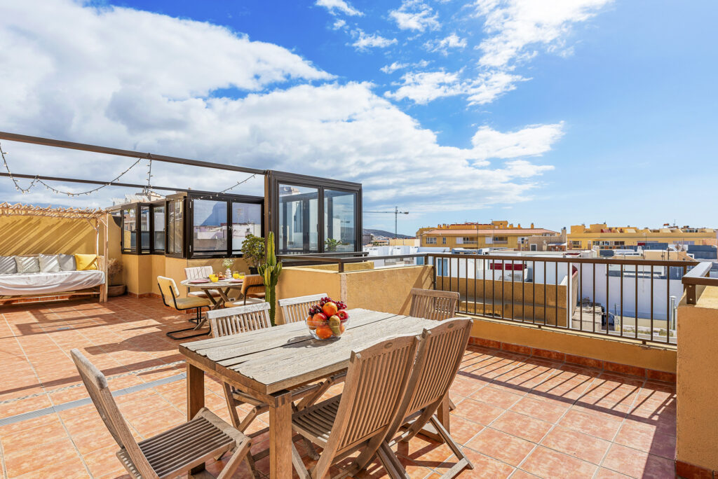 Oceanview Penthouse · Ático con terraza y vistas al mar